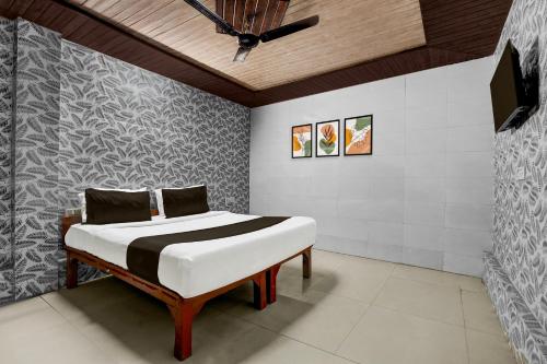 a bedroom with a bed in a room at Super Hotel O Hindon Airport Ghaziabad in Ghaziabad