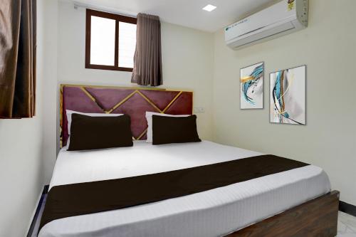 Un pat sau paturi într-o cameră la Super Hotel O Jagruti Nagar Ghatkopar Formerly Icy Cool