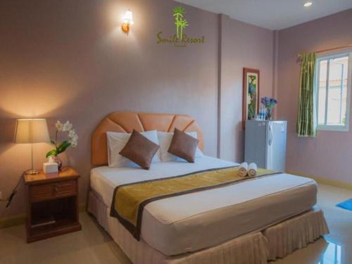 Ban Nong I BuSmile Resort Sriracha的房间里有一张大床的卧室