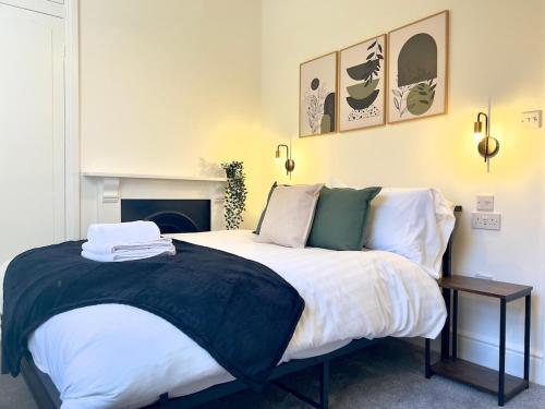 Ένα ή περισσότερα κρεβάτια σε δωμάτιο στο Yastayzzz at Brand New Apartment 3 Worcester House & Free Parking