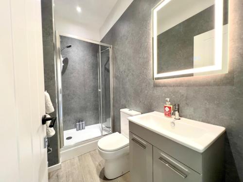 Ένα μπάνιο στο Yastayzzz at Brand New Apartment 3 Worcester House & Free Parking