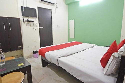 Ένα ή περισσότερα κρεβάτια σε δωμάτιο στο Hotel O Rajiv Gandhi Bus Stop Bangalore Formerly Maharaja