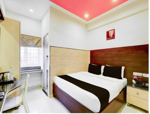 Giường trong phòng chung tại Townhouse Passport Office Saligramam Formerly K.K Nagar Residency