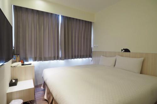 Postel nebo postele na pokoji v ubytování M Hotel