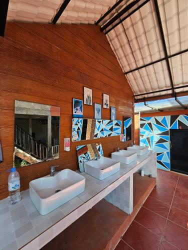 ein Badezimmer mit drei Waschbecken in einem Zimmer in der Unterkunft Top View kohrong in Phumĭ Kâoh Rŏng