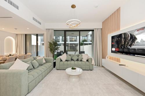 Golden Stays - Chic 4BR Retreat I Luxe Touches & Serene Views