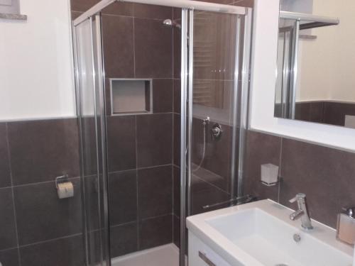 La salle de bains est pourvue d'une douche et d'un lavabo. dans l'établissement Ca du Chicco, à Cannero Riviera
