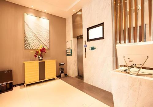 una hall di un ospedale con un armadietto giallo di City Comfort Inn Nanning Jinhu Plaza Langxi Metro Station Exhibition a Nanning