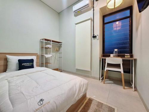 Ένα ή περισσότερα κρεβάτια σε δωμάτιο στο Urbanview Hotel Langkung Sae Magelang