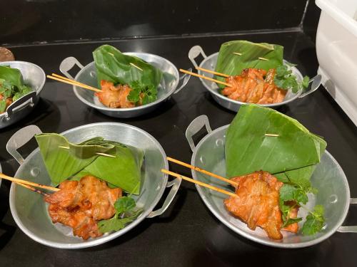 Mad i den private indkvartering eller i nærheden