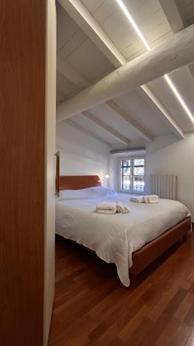 ein Schlafzimmer mit einem großen Bett im Dachgeschoss in der Unterkunft Casa MiA in Salò