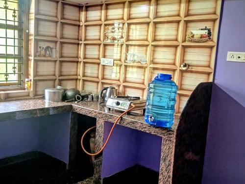 uma garrafa de água sentada em cima de um balcão em Homestay Nandana Full apartment with Kitchenware em Gokarna