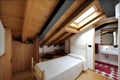 een slaapkamer met een groot wit bed en een wastafel bij Gustet 5 - Prosecco Hills Holidays in Miane