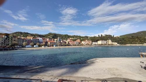 een uitzicht op een strand met gebouwen op de achtergrond bij Cà Daa Richetina in San Terenzo