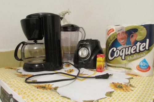 un mixeur assis sur un comptoir avec une cafetière dans l'établissement Conforto Carioca Gloria, à Rio de Janeiro