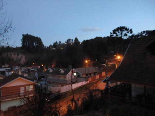 a town with houses and street lights at night at Casa do Passarinho in Campos do Jordão