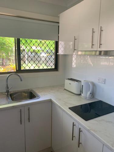 Η κουζίνα ή μικρή κουζίνα στο Villa 36 Retreat Hervey Bay