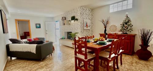un soggiorno con un tavolo e un divano di Guincho5B a Puerto del Carmen