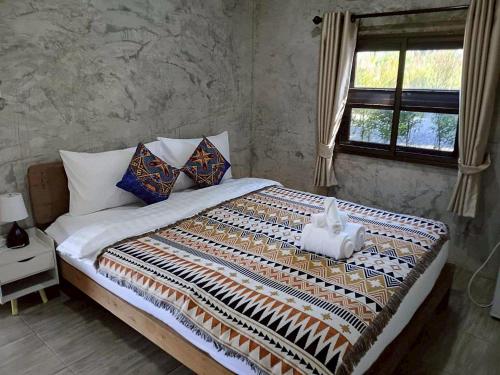 Ένα ή περισσότερα κρεβάτια σε δωμάτιο στο Banna Cafe & Glamping บ้านนา คาเฟ่ แอนด์ แกรมปิ้ง