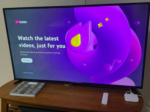 a television screen with a purple cat on it at 青嵐居 天王寺難波近く 無料駐車2台OK 一戸建て4LDK貸切最大15名ok 家族旅行最適 in Osaka