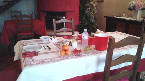 a table with a white table cloth and fruit on it at Alle Grazie in Casièr