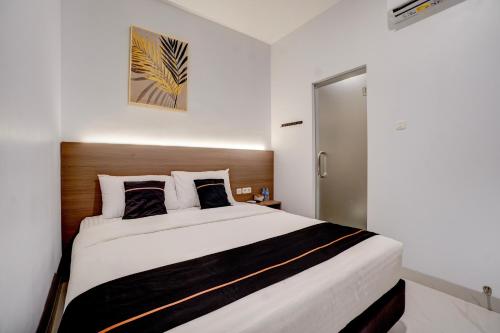 Ένα ή περισσότερα κρεβάτια σε δωμάτιο στο Collection O TJ Brother Cengkareng