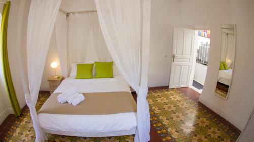 タリファにあるCasa Gigi Tarifaのベッドルーム1室(緑の枕が付くベッド1台付)