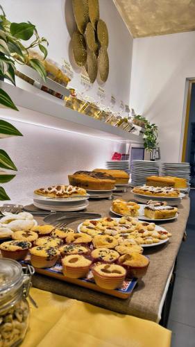 ein Buffet mit Kuchen und Torten und anderen Desserts in der Unterkunft Hotel D'Atri in Montesilvano