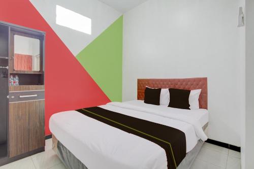 Ένα ή περισσότερα κρεβάτια σε δωμάτιο στο Hotel O Mirza Guesthouse Syariah