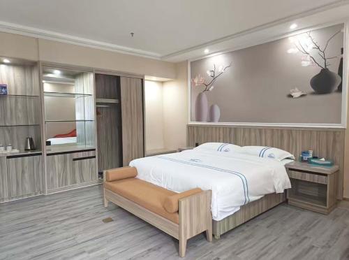 En eller flere senge i et værelse på Haimeng International Hotel