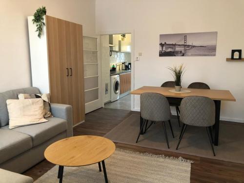 New Urban Chic with free parking near subway
