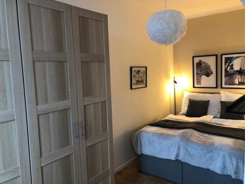 New Urban Chic with free parking near subway