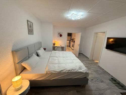 ein Schlafzimmer mit einem großen Bett in einem Zimmer in der Unterkunft Apartment Döbeln Centrum in Döbeln