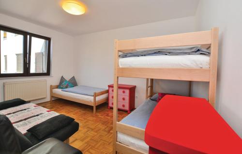 Двухъярусная кровать или двухъярусные кровати в номере Apartma Renata