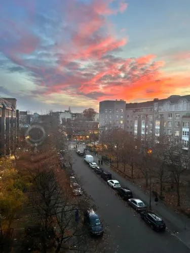 1 Zimmer mit Aussicht und 1 Zimmer mit Balkon in 4 Zimmer Wohnung, Szene, Parks und Top Lage photo 16