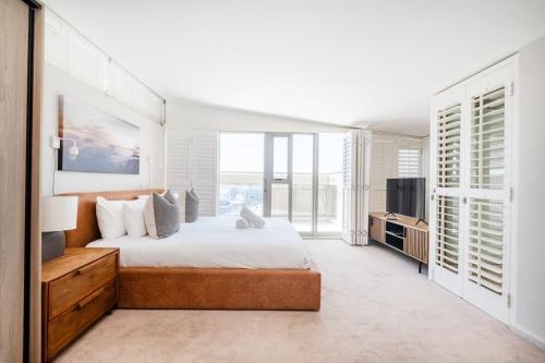 Ένα ή περισσότερα κρεβάτια σε δωμάτιο στο Harbours Edge - Stylish 3Bedroom Penthouse with Hot Tub, Fireplace & Mountain Views