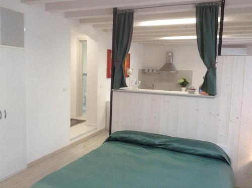 een kamer met een bed en een keuken met een raam bij Ginetta 2 - Prosecco Hills Holidays in Miane