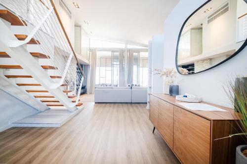 Φωτογραφία από το άλμπουμ του Harbours Edge - Stylish 3Bedroom Penthouse with Hot Tub, Fireplace & Mountain Views στο Κέιπ Τάουν