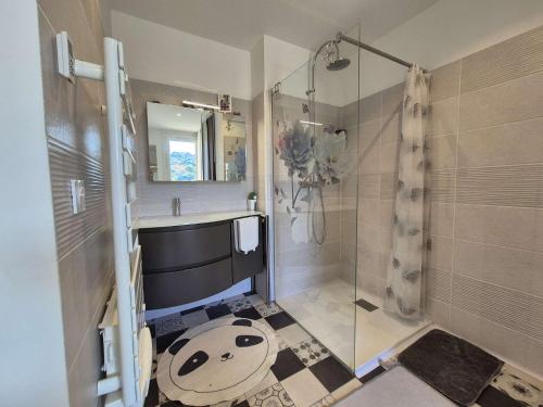 un bagno con lavandino e doccia di Vue mer, climatisation, plages et commerces à pied a Saint-Mandrier-sur-Mer