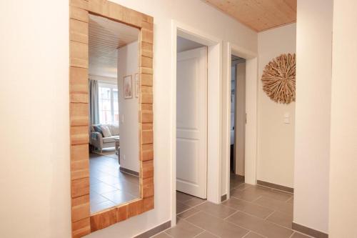 korytarz z lustrem w domu w obiekcie Seestern Greetsiel für bis zu 4 Personen - Haustiere herzlich willkommen, direkt am Hafen, Whirlpool, Kaminofen w mieście Greetsiel