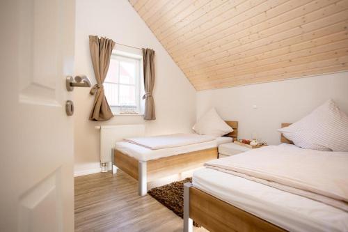 Ένα ή περισσότερα κρεβάτια σε δωμάτιο στο Fischerliesel Greetsiel für bis zu 4 Personen mit Kaminofen und Whirlpool - Haustiere herzlich willkommen, direkt am Hafen