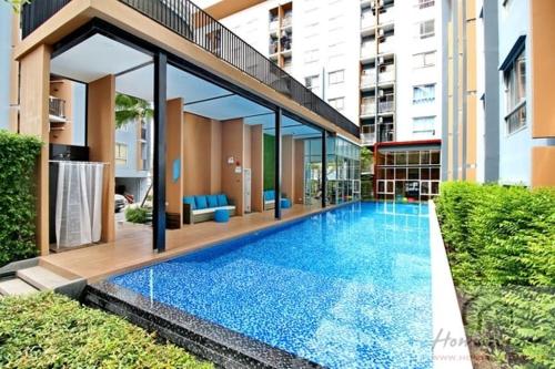 een zwembad in het midden van een gebouw bij Plum condo Bang-yai station in Nonthaburi