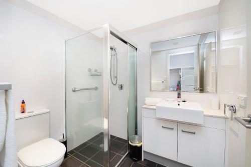 ein Bad mit einer Dusche, einem WC und einem Waschbecken in der Unterkunft Keith's Sister, 1 of the 4 most popular units on Bribie in Bongaree