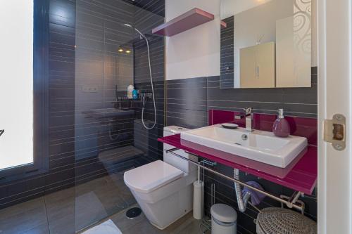 a bathroom with a white sink and a toilet at Villa La Finca Golf in Algorfa