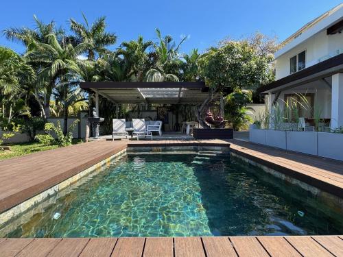 a swimming pool in the backyard of a house at Lakaz Mapou - Magnifiques Appartements rénovés de 3 chambres et 2 salles de bains in Rivière Noire