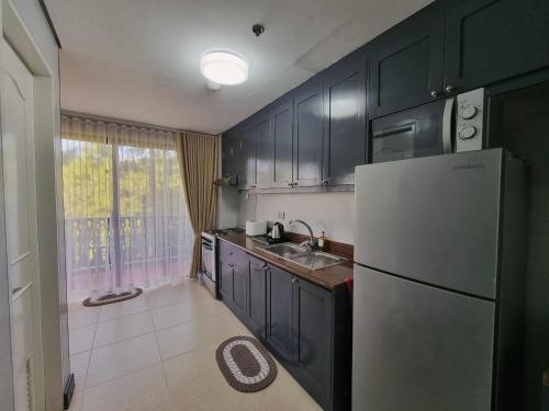 Una cocina o cocineta en Penny's Pine View Place at Crosswinds Tagaytay
