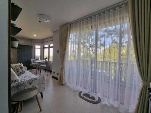 Una cama o camas en una habitación de Penny's Pine View Place at Crosswinds Tagaytay