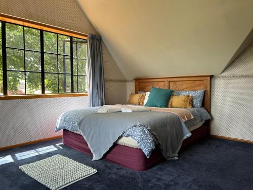 Un pat sau paturi într-o cameră la A luxury seaside vacation villa located in a quiet and upscale neighborhood