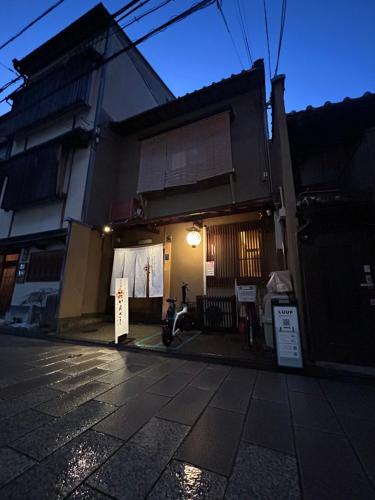 Gallery image of Gion Kyoto Miyagawacyo Guesthouse HANAKANZASHI in Kyoto
