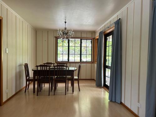 Imagine din galeria proprietății A luxury seaside vacation villa located in a quiet and upscale neighborhood în Auckland